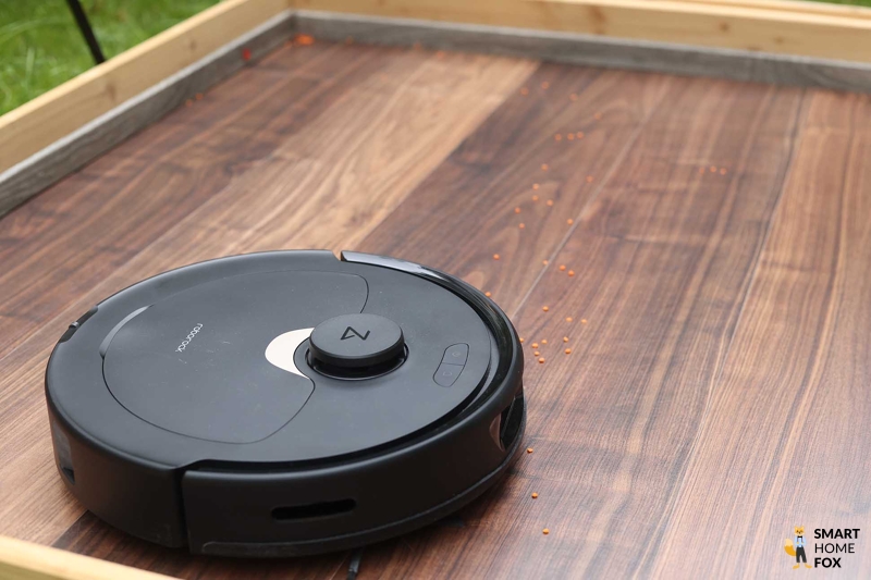 Der Roborock Q Revo reinigt Linsen auf einem Hartboden.